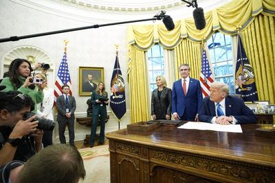 Donald Trump signs an executive order - Washington-stock-photo