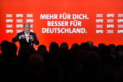 Regensburg, Bavaria, Germany - January 31, 2025: Federal Chancellor Olaf Scholz from the SPD party, stands on stage in R-stock-foto