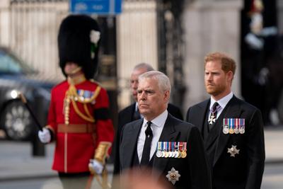 Queen s coffin procession Queen Elizabeth II s coffin is taken in procession on a Gun Carriage of The King s Troop Royal-stock-foto
