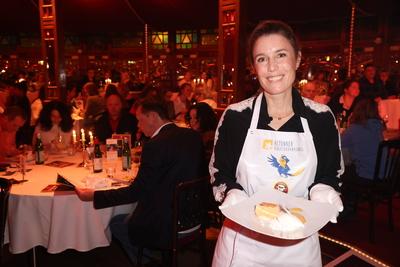 Springreiterin Janne Friederike Meyer-Zimmermann, Prominente kellnern f?r den guten Zweck und helfen dem Altonaer Kinder-stock-foto