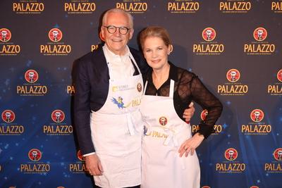 R?diger Grube mit Ehefrau Cornelia Poletto, Prominente kellnern f?r den guten Zweck und helfen dem Altonaer Kinderkranke-stock-photo