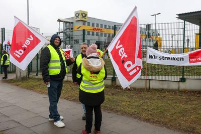 Warnstreik bei der Deutschen Post (DHL)-stock-foto