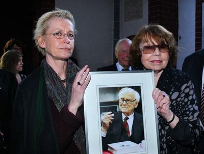 Witwe Rose-Marie von Buelow mit Tochter Susanne bei der Gedenkfeier zu Ehren von Vicco von Buelow ( Loriot) in seiner Ta-stock-photo