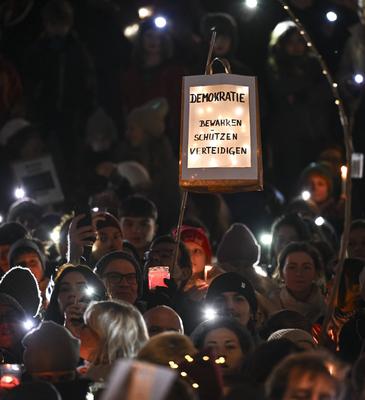 Lichtermeer fuer die Demokratie auf dem Tuebinger Marktplatz-stock-foto