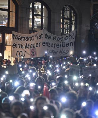 Lichtermeer fuer die Demokratie auf dem Tuebinger Marktplatz-stock-foto