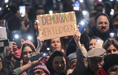 Lichtermeer fuer die Demokratie auf dem Tuebinger Marktplatz-stock-foto