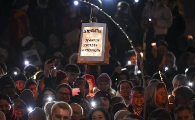 Lichtermeer fuer die Demokratie auf dem Tuebinger Marktplatz-stock-foto