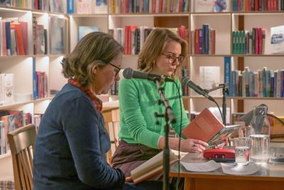2025 - Lesung - Susanne Gregor – aus ihrem Buch „Halbe Leben“, in  der Buchhandlung "Kurdirektion", in Bad Ischl, im Rahmen der Kulturinitiative "Literaturschiff", am 31.01.2025.-stock-foto