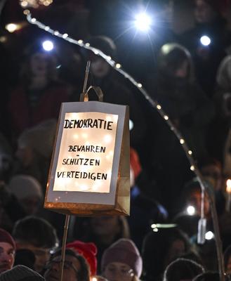 Lichtermeer fuer die Demokratie auf dem Tuebinger Marktplatz-stock-foto