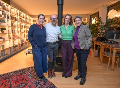 2025 - Lesung - Susanne Gregor ? aus ihrem Buch ?Halbe Leben?, in  der Buchhandlung "Kurdirektion", in Bad Ischl, im Rahmen der Kulturinitiative "Literaturschiff", am 31.01.2025.-stock-foto