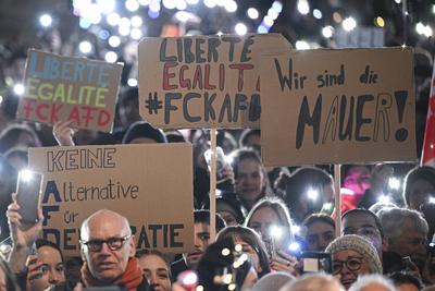 Lichtermeer fuer die Demokratie auf dem Tuebinger Marktplatz-stock-foto