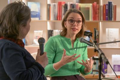 2025 - Lesung - Susanne Gregor – aus ihrem Buch „Halbe Leben“, in  der Buchhandlung "Kurdirektion", in Bad Ischl, im Rahmen der Kulturinitiative "Literaturschiff", am 31.01.2025.-stock-foto