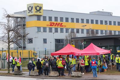 Warnstreik bei der Deutschen Post (DHL)-stock-foto