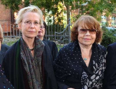 Witwe Rose-Marie von Buelow mit Tochter Susanne bei der Gedenkfeier zu Ehren von Vicco von Buelow ( Loriot) in seiner Ta-stock-photo
