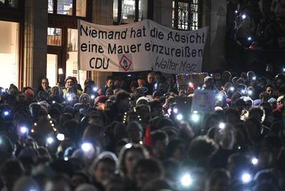 Lichtermeer fuer die Demokratie auf dem Tuebinger Marktplatz-stock-foto
