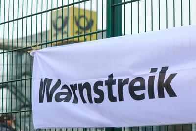 Warnstreik bei der Deutschen Post (DHL)-stock-foto