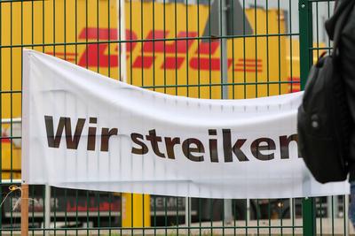 Warnstreik bei der Deutschen Post (DHL)-stock-foto