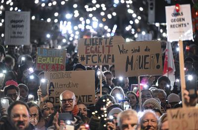 Lichtermeer fuer die Demokratie auf dem Tuebinger Marktplatz-stock-foto