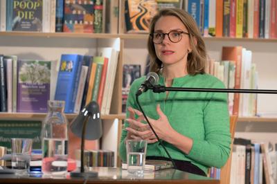 2025 - Lesung - Susanne Gregor ? aus ihrem Buch ?Halbe Leben?, in  der Buchhandlung "Kurdirektion", in Bad Ischl, im Rahmen der Kulturinitiative "Literaturschiff", am 31.01.2025.-stock-foto