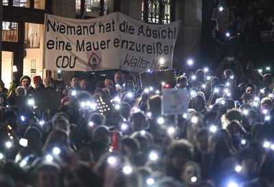 Lichtermeer fuer die Demokratie auf dem Tuebinger Marktplatz-stock-foto