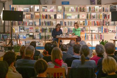 2025 - Lesung - Susanne Gregor – aus ihrem Buch „Halbe Leben“, in  der Buchhandlung "Kurdirektion", in Bad Ischl, im Rahmen der Kulturinitiative "Literaturschiff", am 31.01.2025.-stock-foto