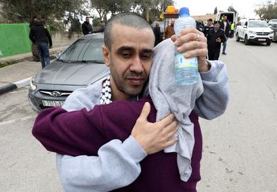 Palestinians, who were released from Israeli jails on Saturday as part of the fourth batch of the prisoner swap-stock-foto