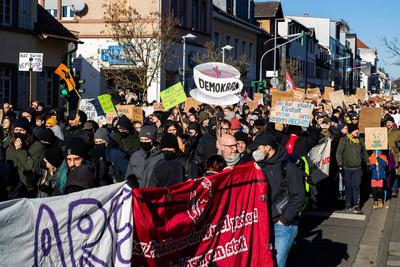 Menschen nehmen an einer Demonstration gegen den Wahlkampf der Partei Alternative f?r Deutschland (AfD) in Neu-Isenburg, Deutschland, am 01. Februar 2025 teil-stock-foto