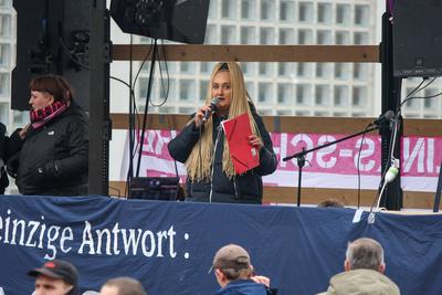 Leipzig - Mehr als 9.000 Menschen: Demonstration gegen CDU und AfD, Polizei mit Gro?aufgebot vor Ort-stock-foto