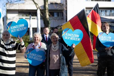 Menschen nehmen an einer Demonstration gegen den Wahlkampf der Partei Alternative f?r Deutschland (AfD) in Neu-Isenburg, Deutschland, am 01. Februar 2025 teil-stock-photo