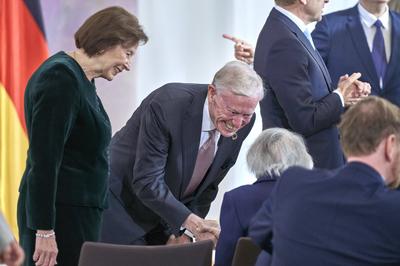 Horst K?hler mit Ehefrau Eva-Luise K?hler bei der Verleihung der Sonderstufe des Gro?kreuzes des Verdienstordens der Bun-stock-foto