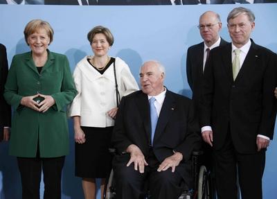 Bildnummer: 54026152  Datum: 05.05.2010  Copyright: imago/Sven Simonvon links Bundeskanzlerin Angela MERKEL, Dr. Maike RICHTER, Dr. Helmut KOHL, Bundestagspr?sident Norbert LAMMERT und Bundespr?sident Horst K?HLER , Festakt zu Ehren von Bundeskanzler a.D. Dr. Helmut KOHL aus Anlass seines 80. Geburtstags in Ludwigshafen, 05.05.2010. People Politik Geburtstag 80 kbdig xdp premiumd xint 2010 quer o0 Frau Ehefrau FamilieBildnummer 54026152 Date 05 05 2010 Copyright Imago Sven Simon from left Chancellor Angela Merkel Dr Maike Judges Dr Helmut Kohl Bundestag President Norbert Lammert and Federal President Horst K?hler Ceremony to Honor from Federal Chancellor a D Dr Helmut Kohl out Occasion its 80 Birthday in Ludwigshafen 05 05 2010 Celebrities politics Birthday 80 Kbdig XDP premiumd  2010 horizontal o0 Woman Wife Family-stock-foto