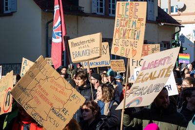 Menschen nehmen an einer Demonstration gegen den Wahlkampf der Partei Alternative f?r Deutschland (AfD) in Neu-Isenburg, Deutschland, am 01. Februar 2025 teil-stock-foto