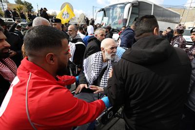 Palestinians, who were released from Israeli jails on Saturday as part of the fourth batch of the prisoner swap-stock-foto