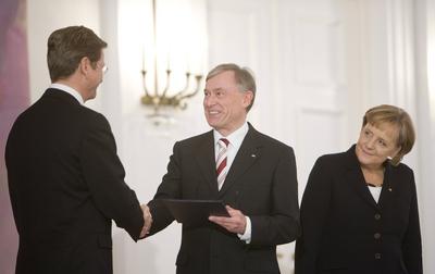 vl Guido WESTERWELLE FDP bei seiner Ernennung zum Bundesaussenminister im Schloss Bellevue dur-stock-foto