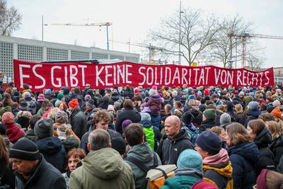 Leipzig - Mehr als 9.000 Menschen: Demonstration gegen CDU und AfD, Polizei mit Gro?aufgebot vor Ort-stock-foto