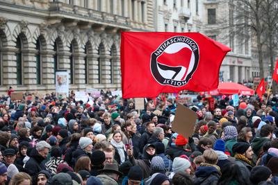Leipzig - Mehr als 9.000 Menschen: Demonstration gegen CDU und AfD, Polizei mit Gro?aufgebot vor Ort-stock-foto