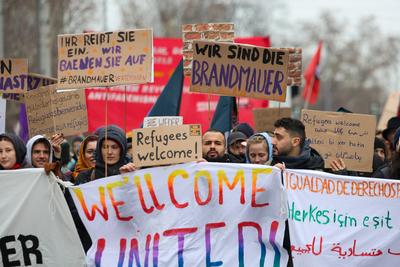 Leipzig - Mehr als 9.000 Menschen: Demonstration gegen CDU und AfD, Polizei mit Gro?aufgebot vor Ort-stock-foto