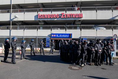 Menschen nehmen an einer Demonstration gegen den Wahlkampf der Partei Alternative f?r Deutschland (AfD) in Neu-Isenburg, Deutschland, am 01. Februar 2025 teil-stock-foto