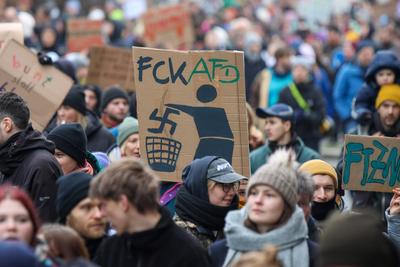 Leipzig - Mehr als 9.000 Menschen: Demonstration gegen CDU und AfD, Polizei mit Gro?aufgebot vor Ort-stock-foto