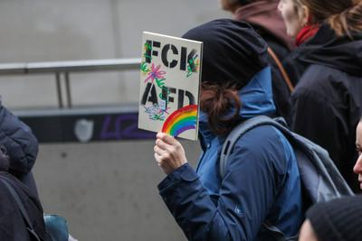 Leipzig - Mehr als 9.000 Menschen: Demonstration gegen CDU und AfD, Polizei mit Gro?aufgebot vor Ort-stock-foto