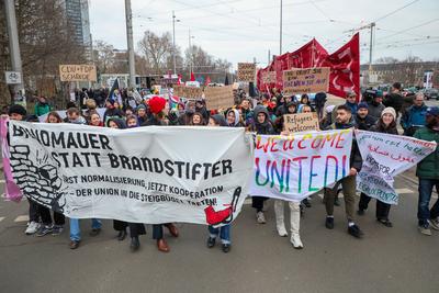 Leipzig - Mehr als 9.000 Menschen: Demonstration gegen CDU und AfD, Polizei mit Gro?aufgebot vor Ort-stock-foto