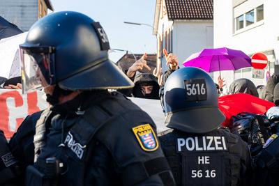 Menschen nehmen an einer Demonstration gegen den Wahlkampf der Partei Alternative f?r Deutschland (AfD) in Neu-Isenburg, Deutschland, am 01. Februar 2025 teil-stock-foto