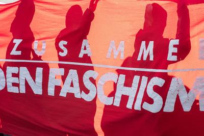 Menschen nehmen an einer Demonstration gegen den Wahlkampf der Partei Alternative f?r Deutschland (AfD) in Neu-Isenburg, Deutschland, am 01. Februar 2025 teil-stock-foto