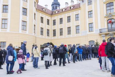 Schloss Moritzburg begr??t 1,5 millionsten Besucher in der Winterausstellung ,Drei Haseln?sse f?r Aschenbr?del,-stock-foto