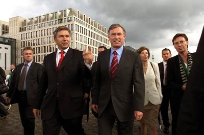Bildnummer: 50538537  Datum: 31.08.2004  Copyright: imago/PEMAXBundespr?sident Horst K?hler (Mitte, GER/CDU) besucht mit Ehefrau Eva (dahinter, GER) Berlins Regierenden B?rgermeister Klaus Wowereit (GER/SPD) in Berlin, Personen , optimistisch; 2004, Berlin, Politiker, Paar, Ehepaar, Ehepaare, Ehefrau, Ehefrauen, Frau, Regierender, Landespolitik, Pressetermin; , quer, Kbdig, Gruppenbild, Bundespolitik, Politik, Deutschland, Randbild, People-stock-foto