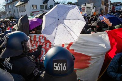 Menschen nehmen an einer Demonstration gegen den Wahlkampf der Partei Alternative f?r Deutschland (AfD) in Neu-Isenburg, Deutschland, am 01. Februar 2025 teil-stock-foto