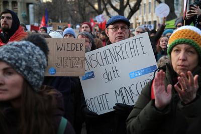 Demonstration gegen einen politischen Rechtsruck und die AFD in Deutschland auf dem Schlossplatz inn Stuttgart-stock-foto