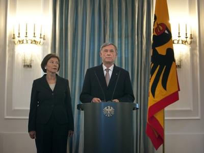Horst KOEHLER , CDU , Bundespraesident , erklaert im Schloss Bellevue seinen Ruecktritt. Neben ihm seine Frau Eva Luise-stock-photo
