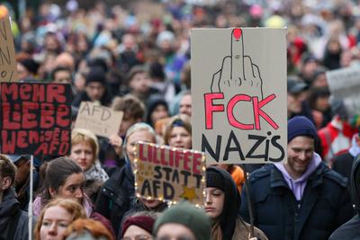 Leipzig - Mehr als 9.000 Menschen: Demonstration gegen CDU und AfD, Polizei mit Gro?aufgebot vor Ort-stock-foto