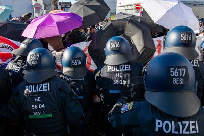 Menschen nehmen an einer Demonstration gegen den Wahlkampf der Partei Alternative f?r Deutschland (AfD) in Neu-Isenburg, Deutschland, am 01. Februar 2025 teil-stock-foto
